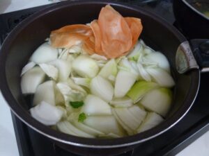 野菜を茹でている鍋